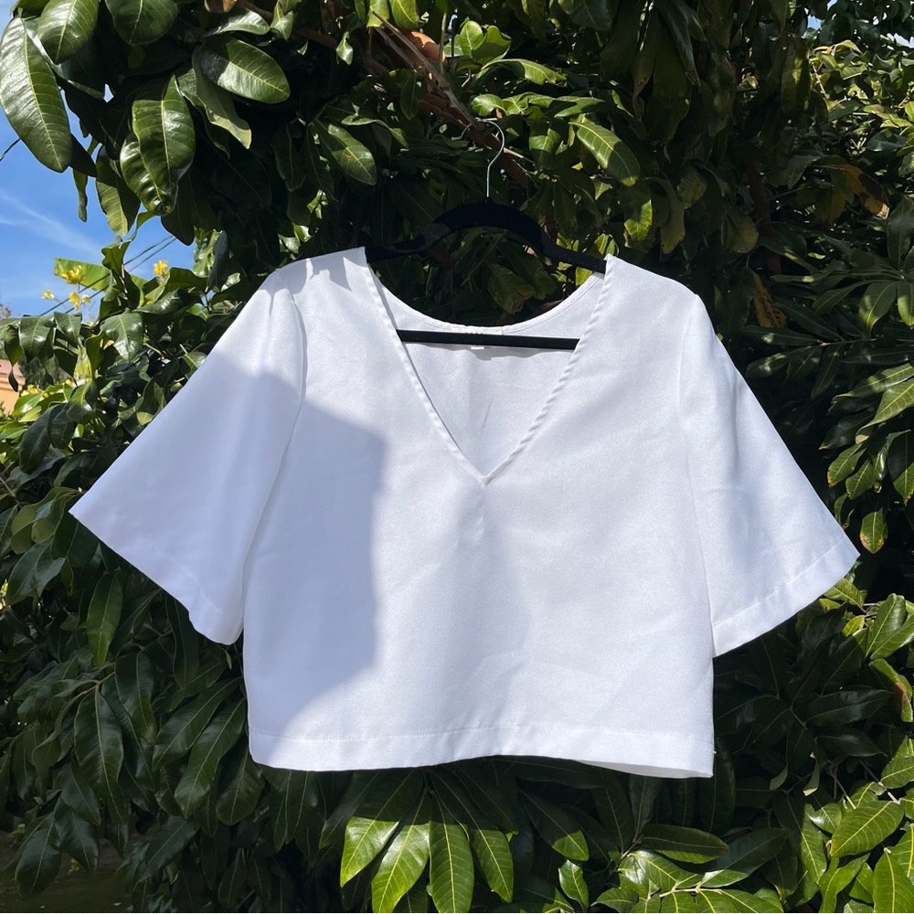 Vetta capsule white short sleeve v neck boxy cropped T-shirt